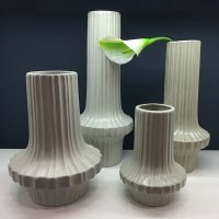现代创意时尚白色陶瓷竖纹圆肚收口立式花瓶书房卧室客厅装饰