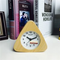 简约三角造型木纹台钟 办公室卧室床头时钟